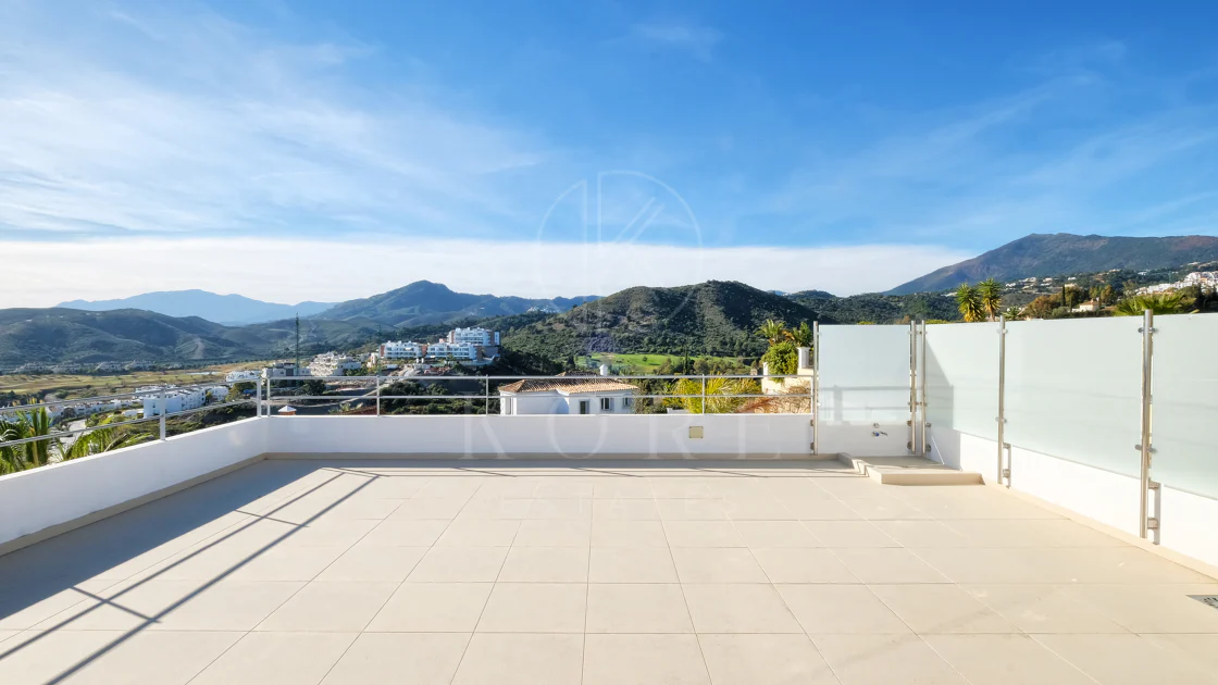 Villa de lujo de 4 dormitorios en Puerto del Capitán, Benahavís, con vistas panorámicas