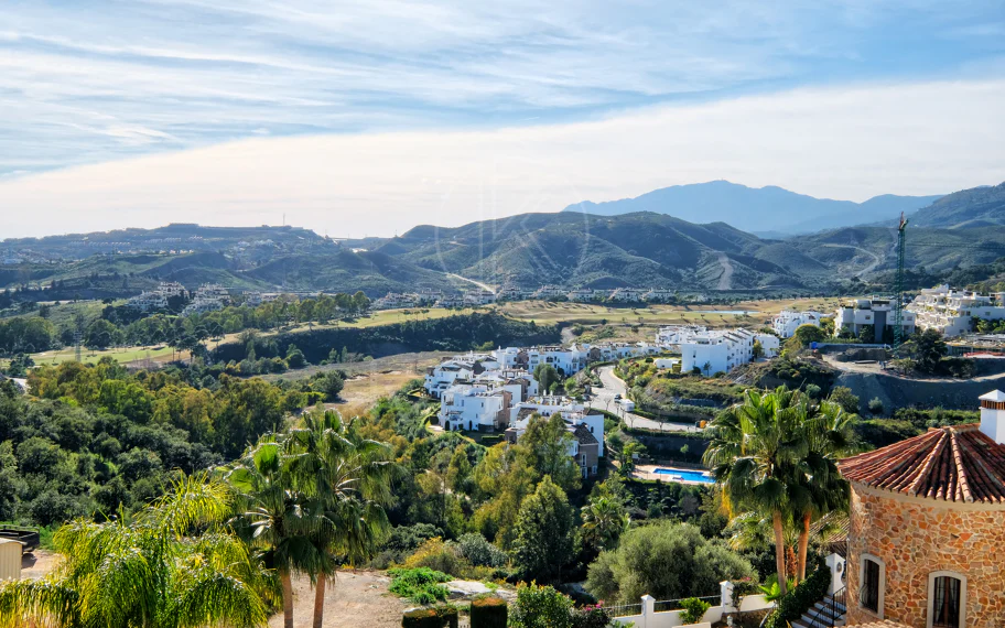 Villa de lujo de 4 dormitorios en Puerto del Capitán, Benahavís, con vistas panorámicas