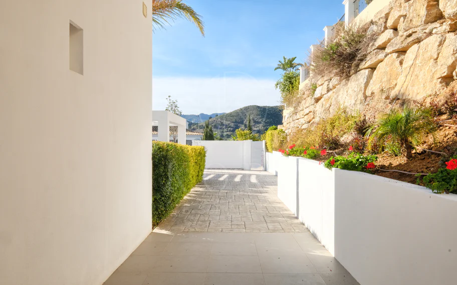 Villa de lujo de 4 dormitorios en Puerto del Capitán, Benahavís, con vistas panorámicas