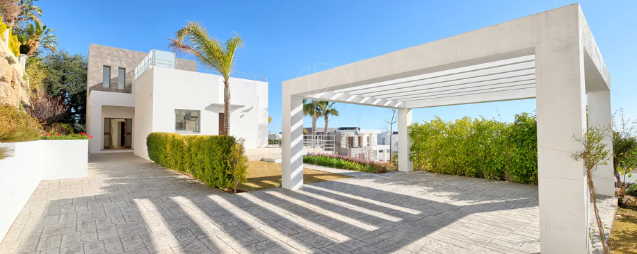 Villa de lujo de 4 dormitorios en Puerto del Capitán, Benahavís, con vistas panorámicas