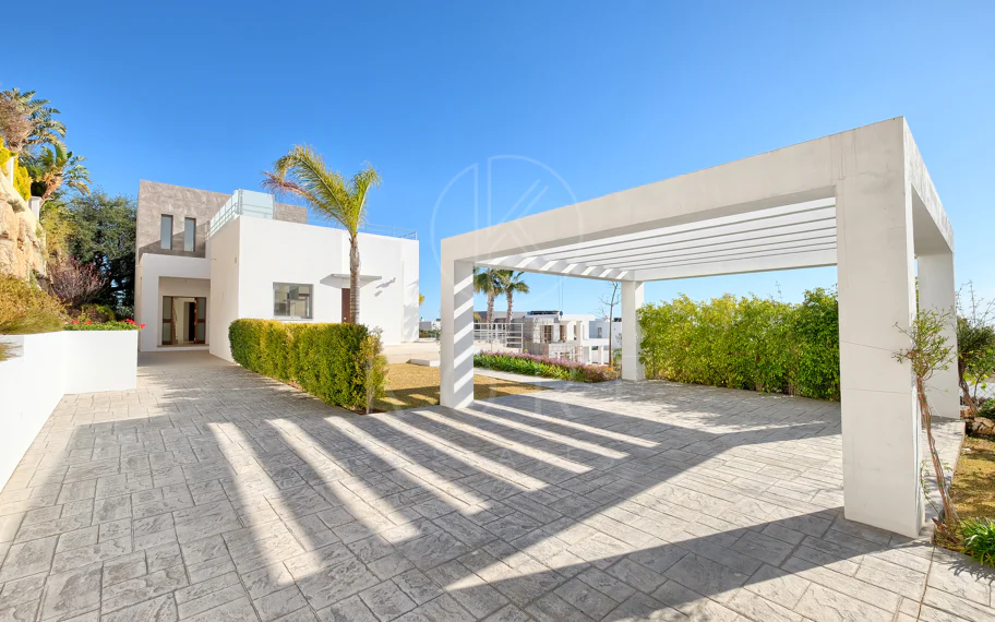 Villa de lujo de 4 dormitorios en Puerto del Capitán, Benahavís, con vistas panorámicas