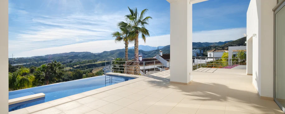 Villa de lujo de 4 dormitorios en Puerto del Capitán, Benahavís, con vistas panorámicas