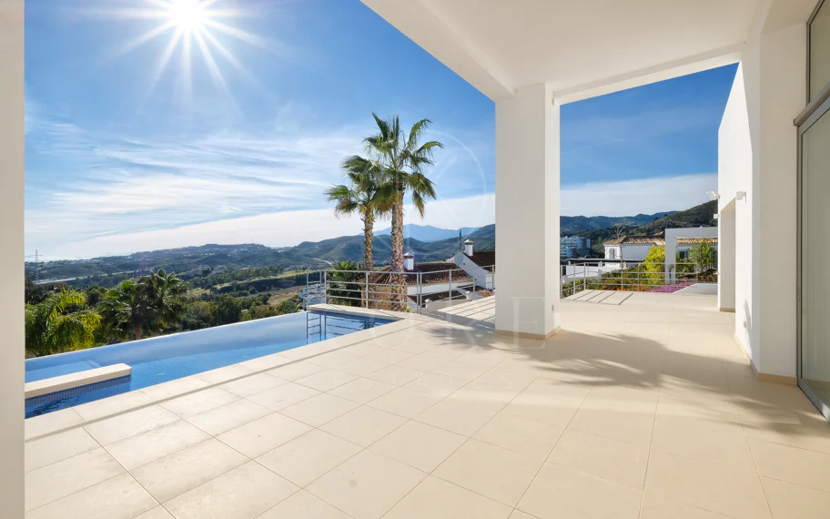 Villa de lujo de 4 dormitorios en Puerto del Capitán, Benahavís, con vistas panorámicas