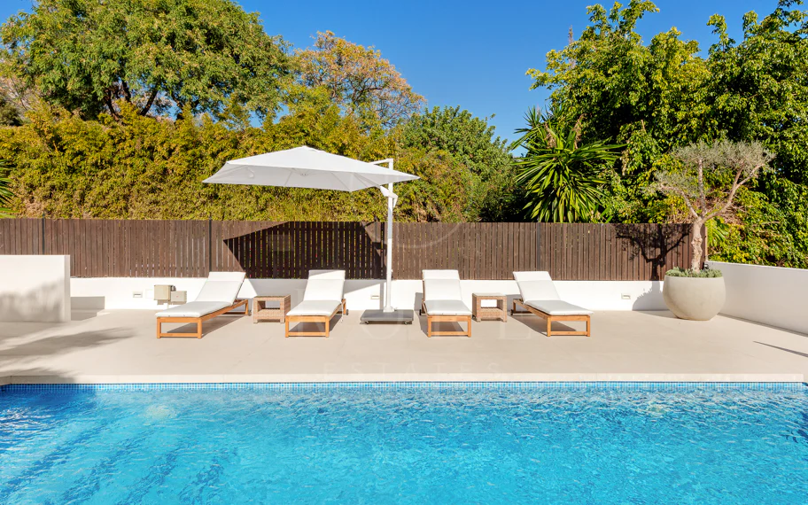 Villa Verano - Impresionante villa recientemente renovada con excelentes vistas al mar, situada en Sierra Blanca, Marbella