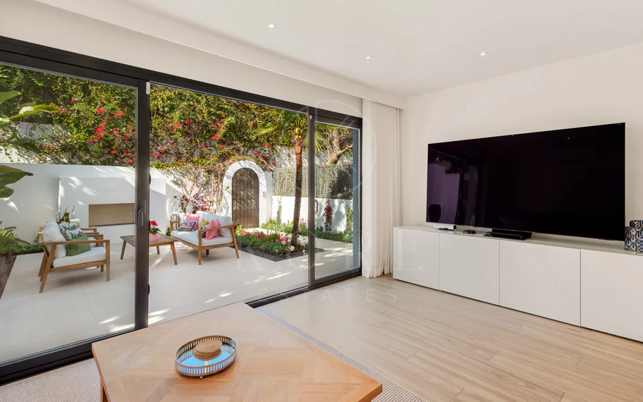 Villa Verano - Impresionante villa recientemente renovada con excelentes vistas al mar, situada en Sierra Blanca, Marbella