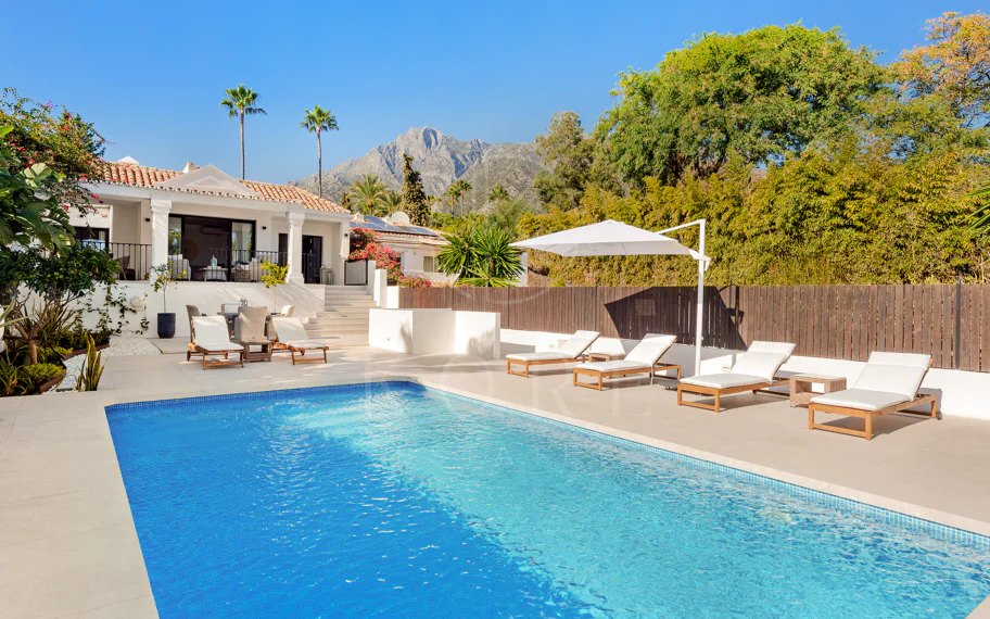 Villa Verano - Impresionante villa recientemente renovada con excelentes vistas al mar, situada en Sierra Blanca, Marbella