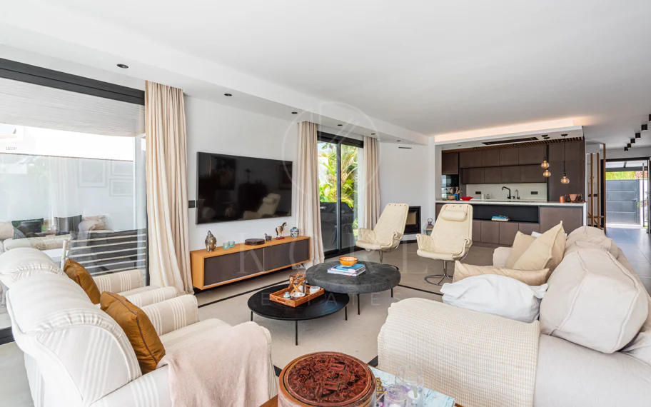 Elegante villa reformada con diseño contemporáneo en el corazón de Elviria