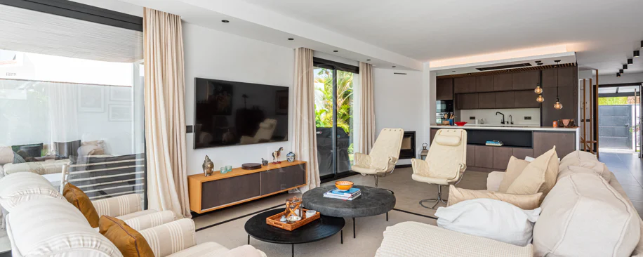 Elegante villa reformada con diseño contemporáneo en el corazón de Elviria