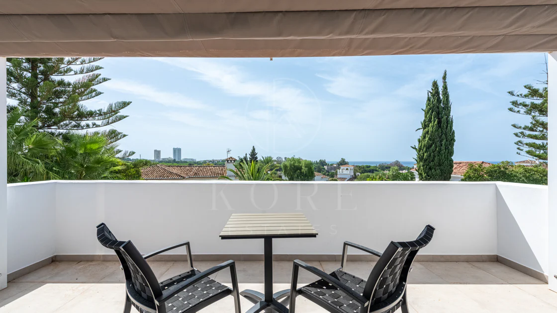 Elegante villa reformada con diseño contemporáneo en el corazón de Elviria