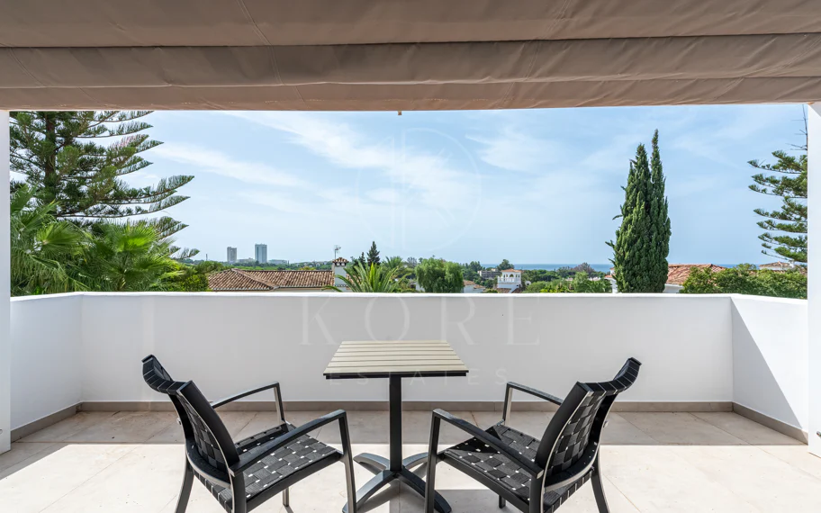 Elegante villa reformada con diseño contemporáneo en el corazón de Elviria