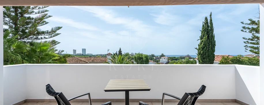 Elegante villa reformada con diseño contemporáneo en el corazón de Elviria