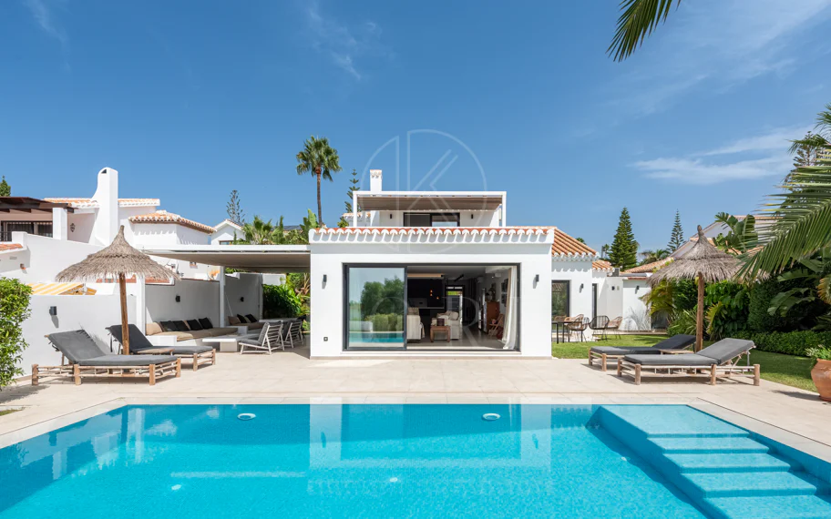 Elegante villa reformada con diseño contemporáneo en el corazón de Elviria