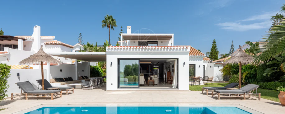 Elegante villa reformada con diseño contemporáneo en el corazón de Elviria
