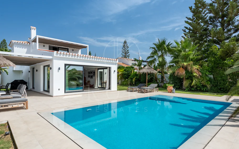 Elegante villa reformada con diseño contemporáneo en el corazón de Elviria