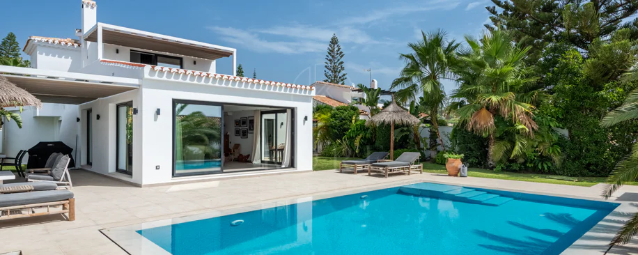 Elegante villa reformada con diseño contemporáneo en el corazón de Elviria