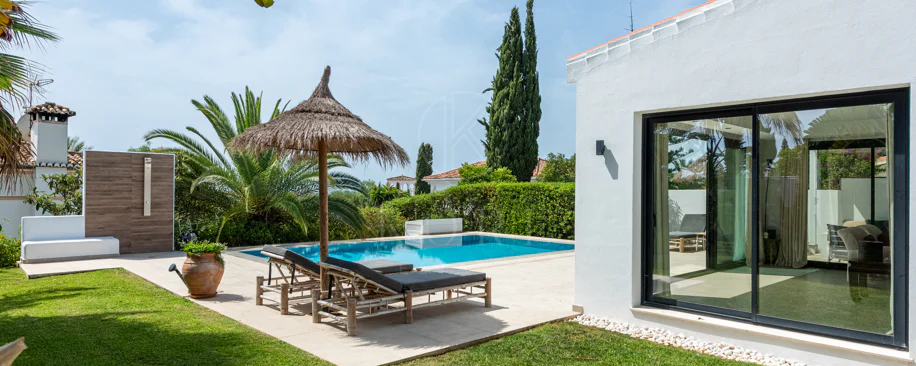 Elegante villa reformada con diseño contemporáneo en el corazón de Elviria