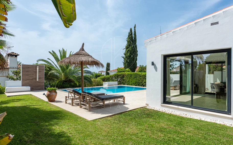 Elegante villa reformada con diseño contemporáneo en el corazón de Elviria