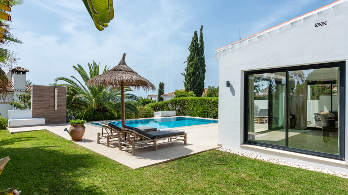 Elegante villa reformada con diseño contemporáneo en el corazón de Elviria
