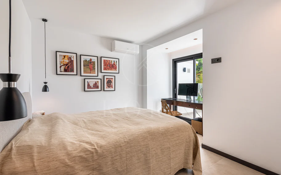 Elegante villa reformada con diseño contemporáneo en el corazón de Elviria