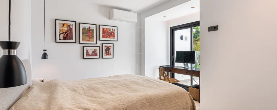 Elegante villa reformada con diseño contemporáneo en el corazón de Elviria