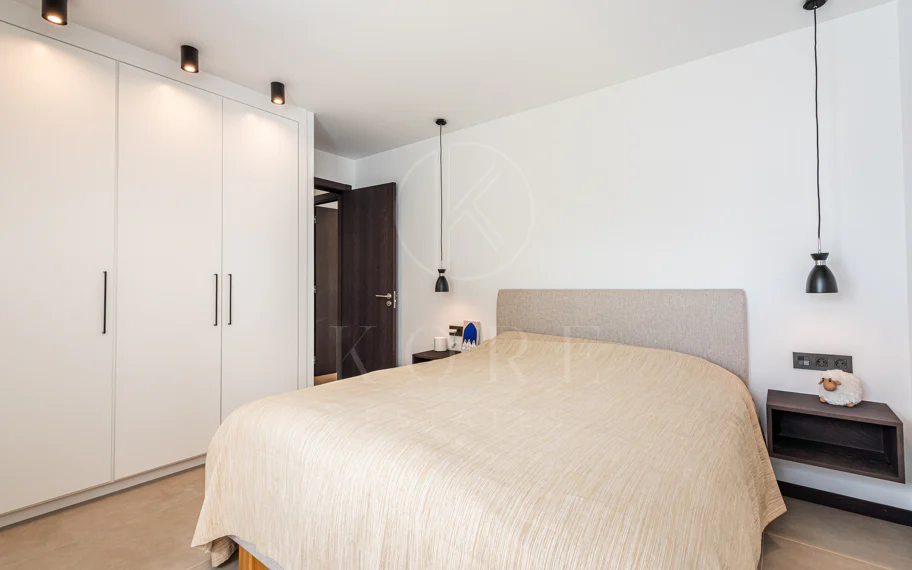 Elegante villa reformada con diseño contemporáneo en el corazón de Elviria