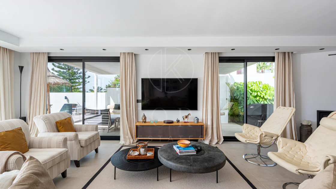 Elegante villa reformada con diseño contemporáneo en el corazón de Elviria