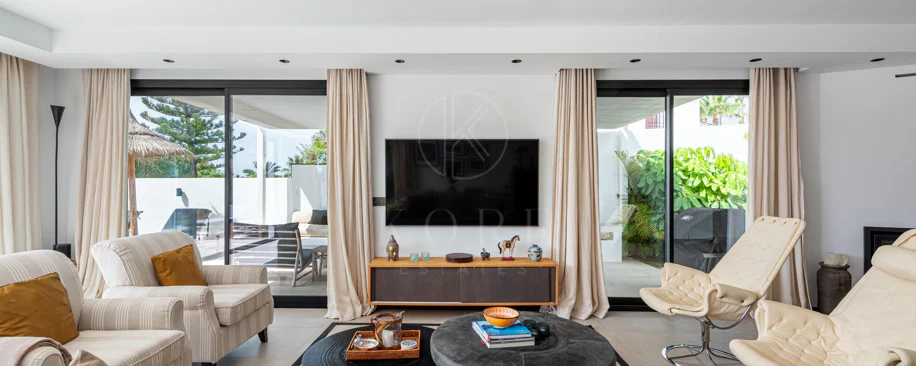 Elegante villa reformada con diseño contemporáneo en el corazón de Elviria