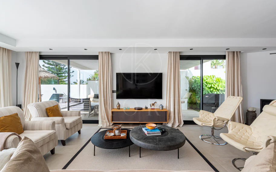 Elegante villa reformada con diseño contemporáneo en el corazón de Elviria