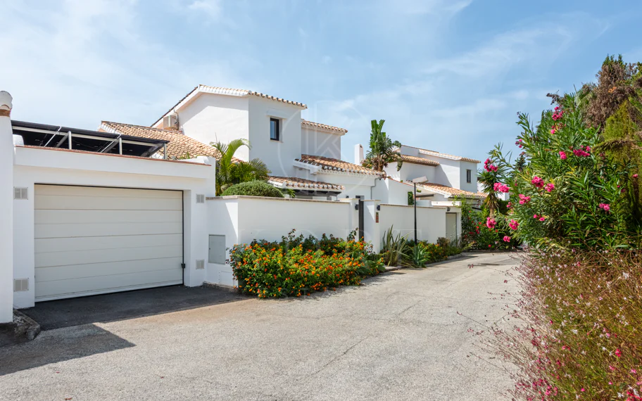 Elegante villa reformada con diseño contemporáneo en el corazón de Elviria
