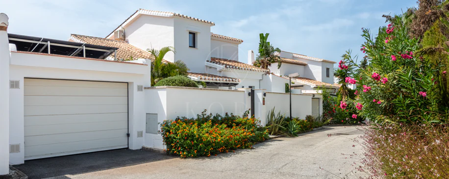 Elegante villa reformada con diseño contemporáneo en el corazón de Elviria