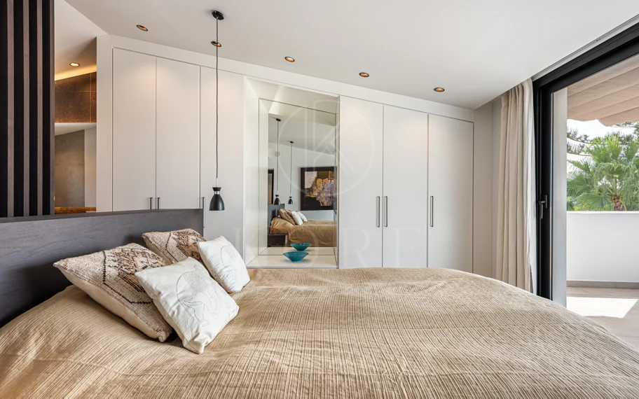 Elegante villa reformada con diseño contemporáneo en el corazón de Elviria