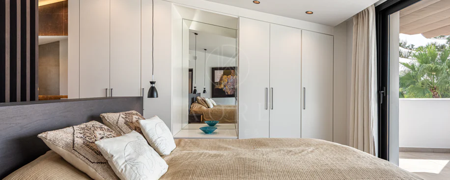 Elegante villa reformada con diseño contemporáneo en el corazón de Elviria