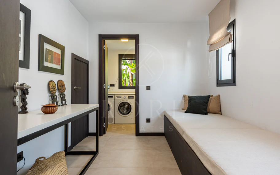Elegante villa reformada con diseño contemporáneo en el corazón de Elviria