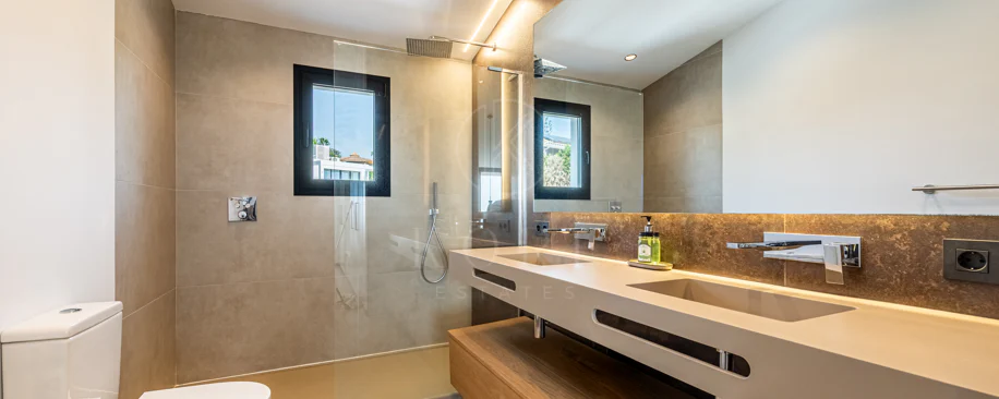 Elegante villa reformada con diseño contemporáneo en el corazón de Elviria