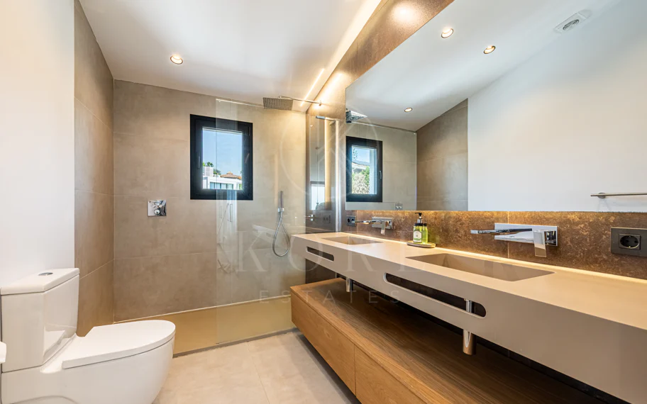 Elegante villa reformada con diseño contemporáneo en el corazón de Elviria