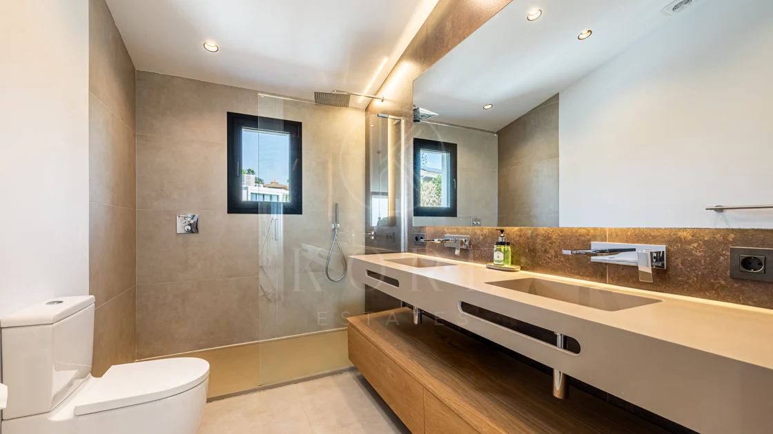 Elegante villa reformada con diseño contemporáneo en el corazón de Elviria