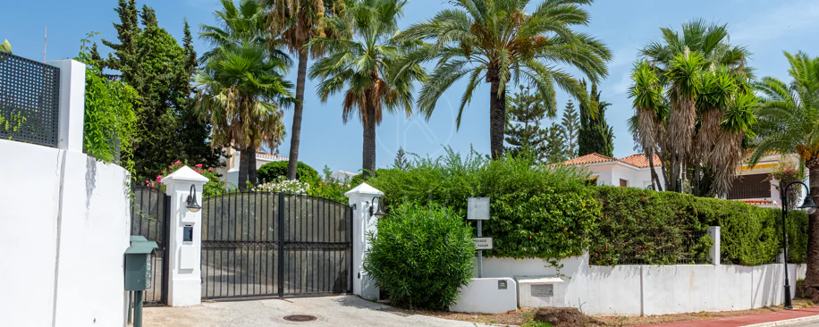 Elegante villa reformada con diseño contemporáneo en el corazón de Elviria