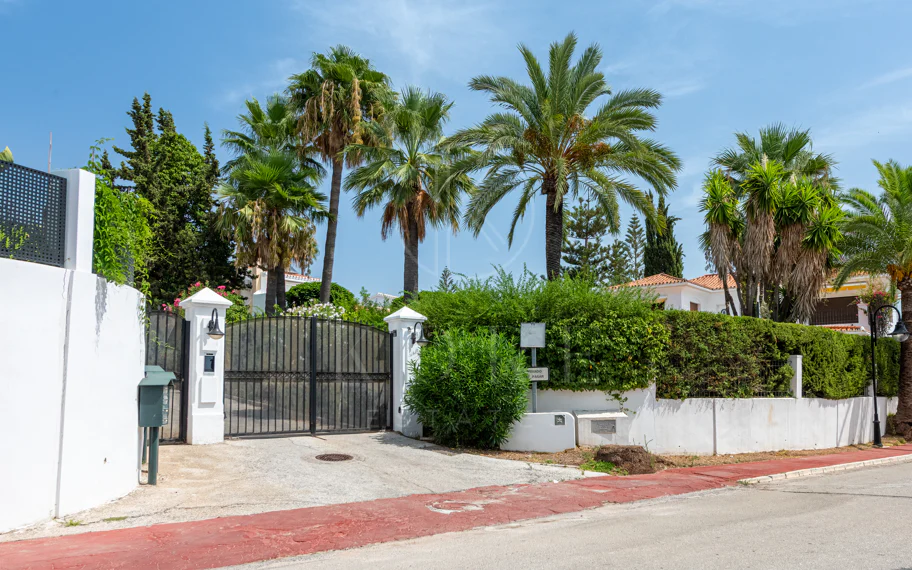 Elegante villa reformada con diseño contemporáneo en el corazón de Elviria