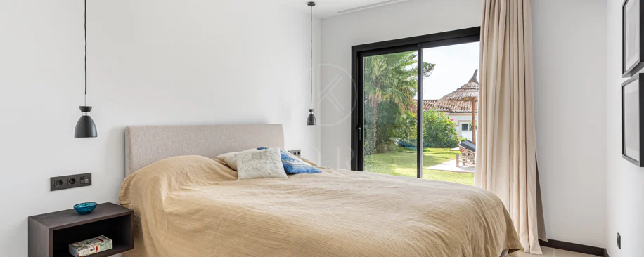 Elegante villa reformada con diseño contemporáneo en el corazón de Elviria