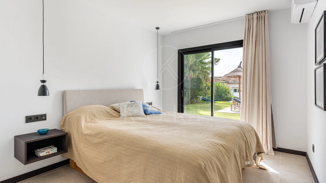 Elegante villa reformada con diseño contemporáneo en el corazón de Elviria