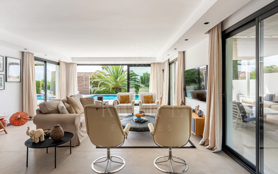 Elegante villa reformada con diseño contemporáneo en el corazón de Elviria