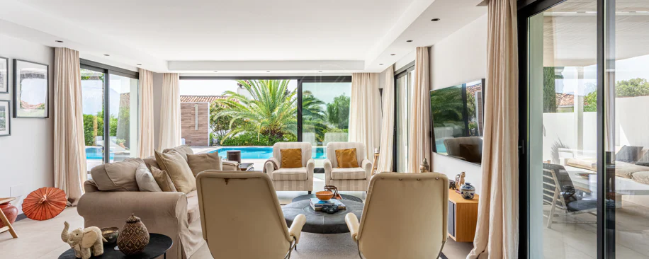 Elegante villa reformada con diseño contemporáneo en el corazón de Elviria