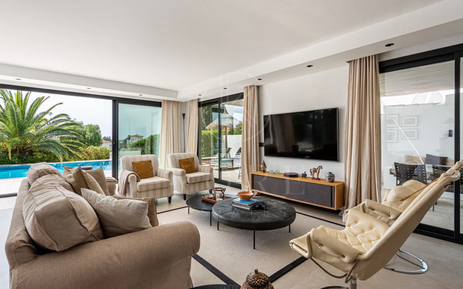 Elegante villa reformada con diseño contemporáneo en el corazón de Elviria