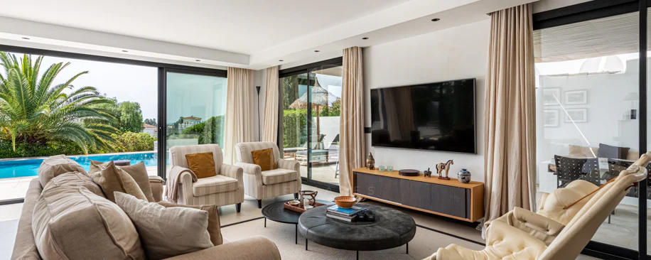 Elegante villa reformada con diseño contemporáneo en el corazón de Elviria