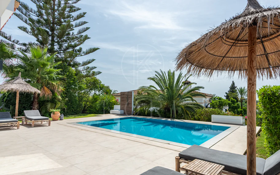 Elegante villa reformada con diseño contemporáneo en el corazón de Elviria