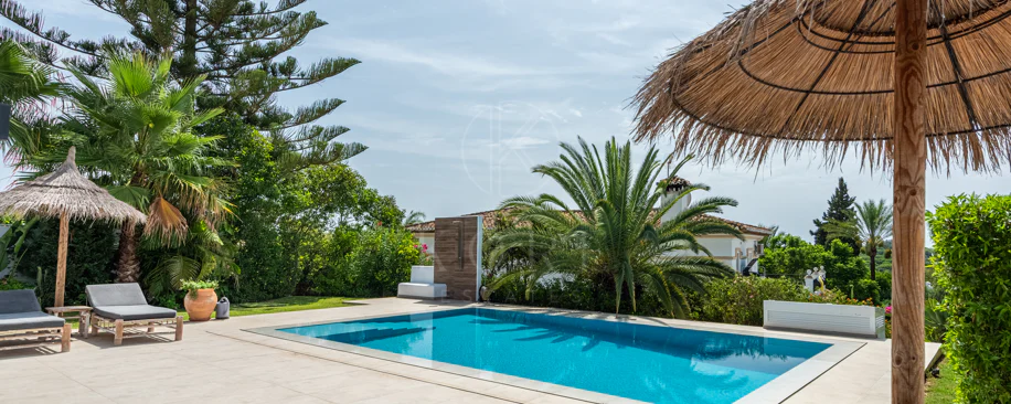 Elegante villa reformada con diseño contemporáneo en el corazón de Elviria