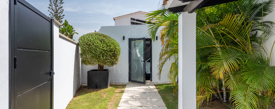Elegante villa reformada con diseño contemporáneo en el corazón de Elviria
