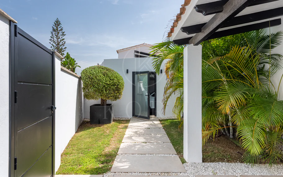 Elegante villa reformada con diseño contemporáneo en el corazón de Elviria
