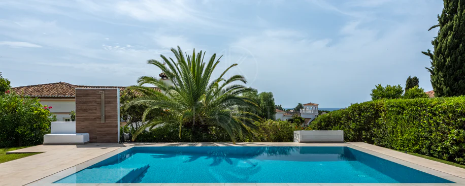 Elegante villa reformada con diseño contemporáneo en el corazón de Elviria