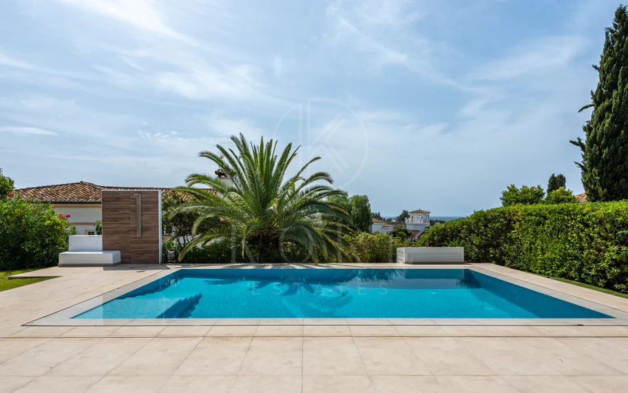 Elegante villa reformada con diseño contemporáneo en el corazón de Elviria